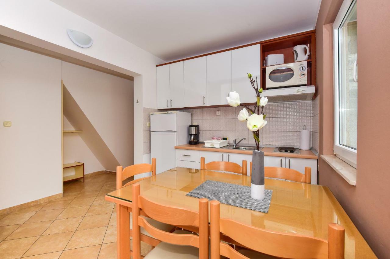 Vila Maslina Apartments Mit Pool Und Garten Nahe Am Strand Tucepi Exterior photo